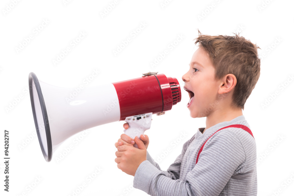 kleiner junge schreit begeistert in ein megafon kleiner junge schreit begeistert in ein megafon