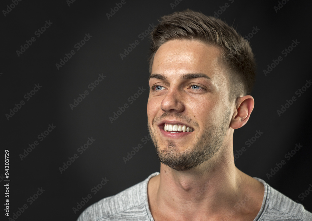 Obraz premium Mann mit dreitage Bart im Portrait lächelt 