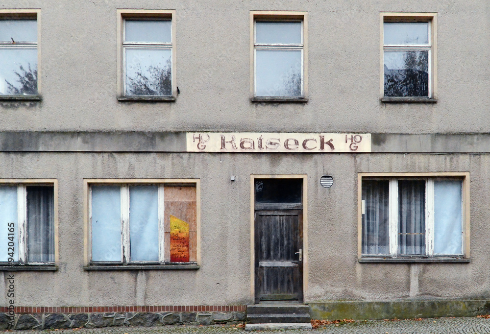 Fassade einer leerstehenden HO Gaststätte in Ostdeutschland