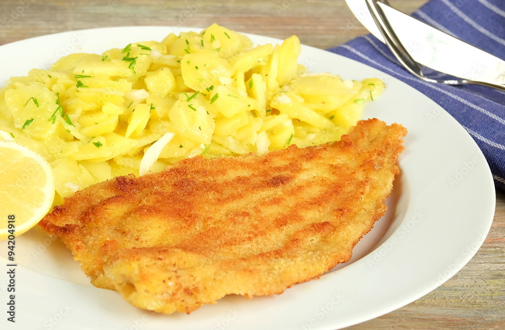 Fischfilet paniert mit Kartoffelsalat Fischfilet paniert mit Kartoffelsalat