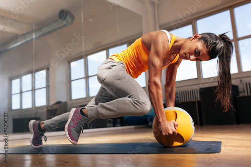 Woman doing intense core workout in gym