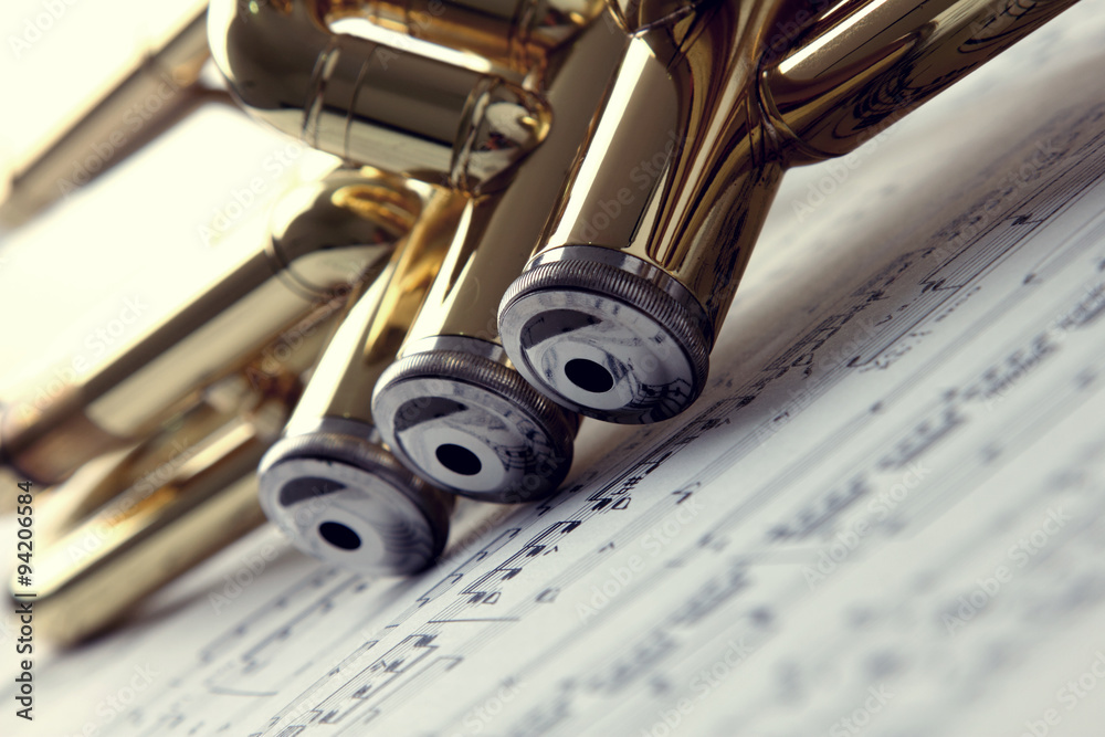Naklejka premium Trumpet on sheet music