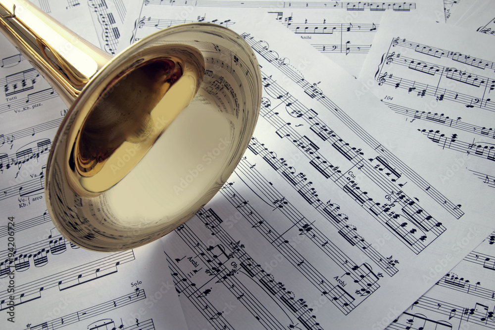Naklejka premium Trumpet on sheet music