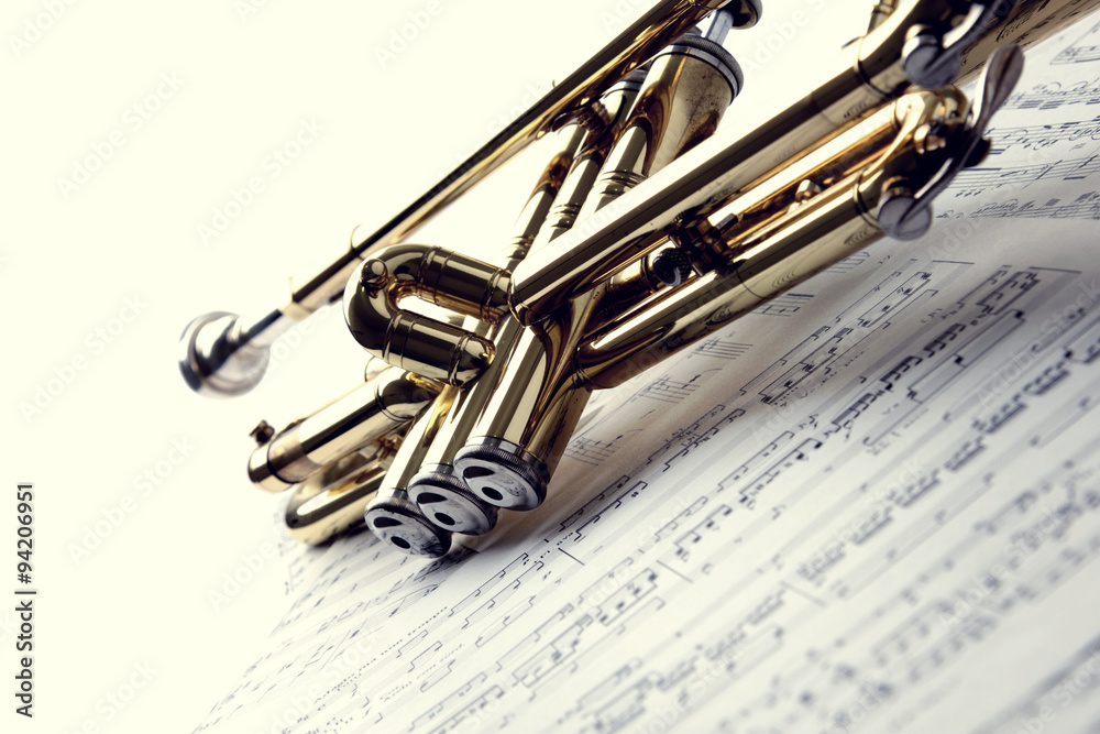 Obraz premium Trumpet on sheet music