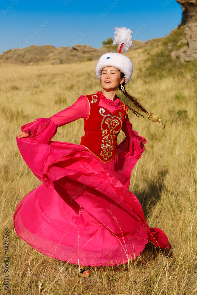 Казашка скачет