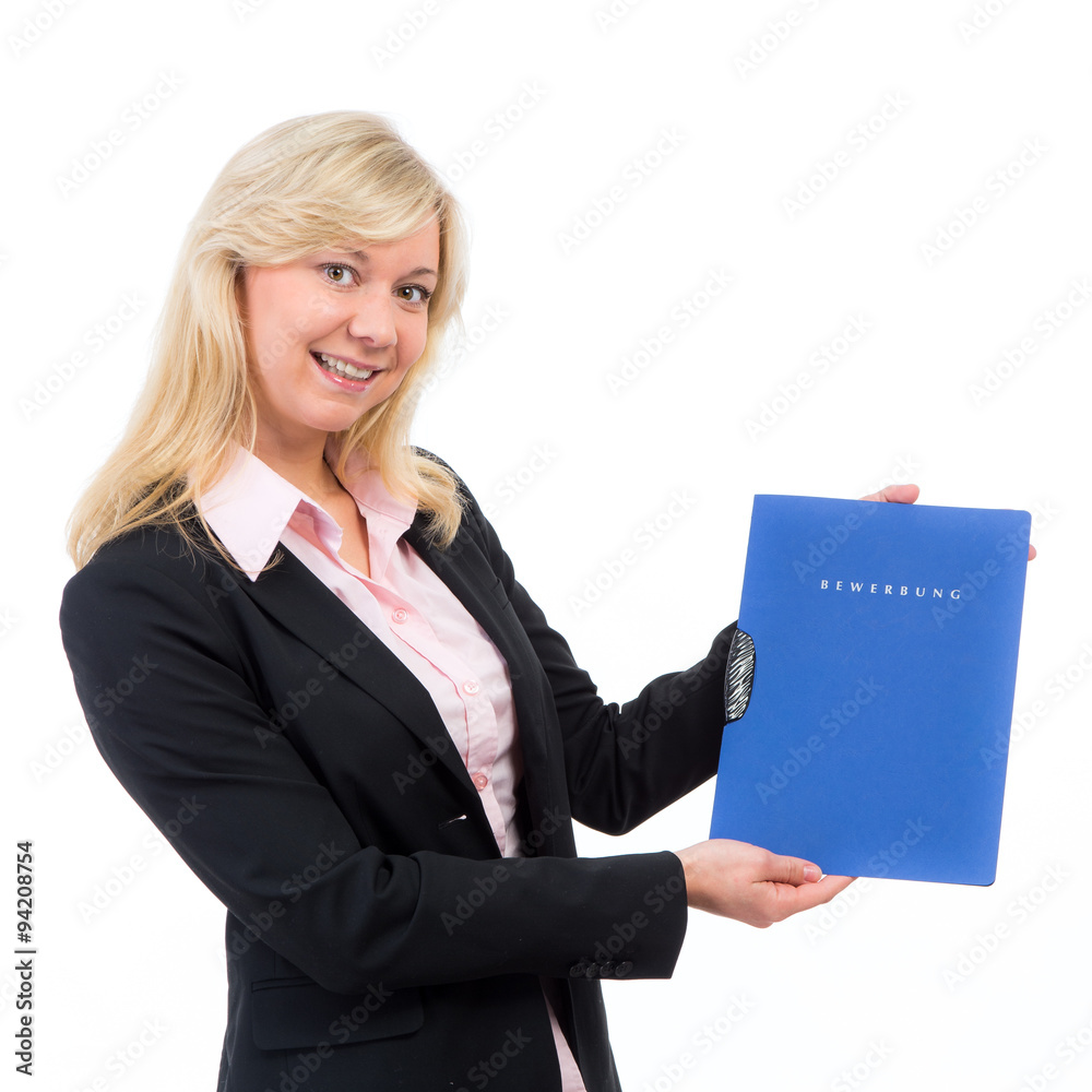 blonde junge frau zeigt bewerbungsmappe