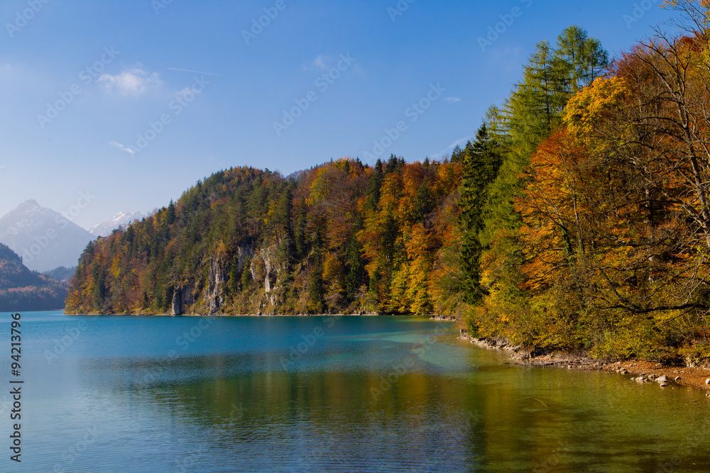 Der Alpsee in Hohenschwangau im Allgäu  im Herbst