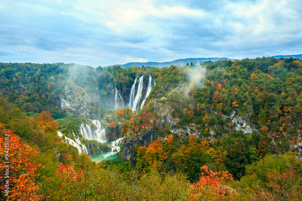 Fototapeta premium Autum colors and waterfalls of Plitvice National Park