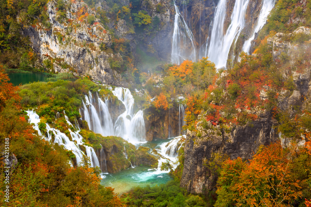 Fototapeta premium Autum colors and waterfalls of Plitvice National Park