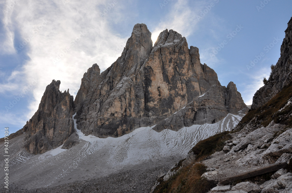 Dolomites  / The Dolomites  are a mountain range located in northeastern Italy. They form a part of the Southern Limestone Alps and extend from the River Adige to the Piave Valley.