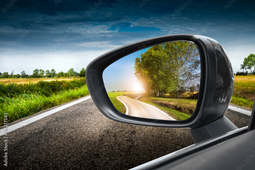 Foto Stock strada di campagna riflessa nello specchio retrovisore | Adobe  Stock