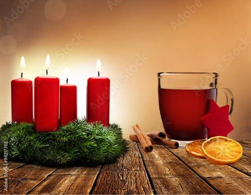 Adventskranz und Glühwein