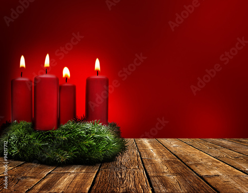Adventskranz vor rotem hintergrund,
