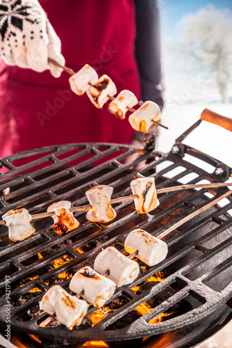 Person hÃ¤lt Marshmallows SpieÃŸe photo