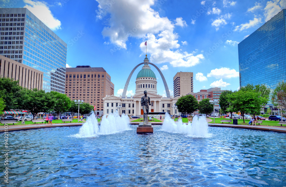 Obraz premium Kiener Plaza and the Gateway Arch in St. Louis, Missouri.