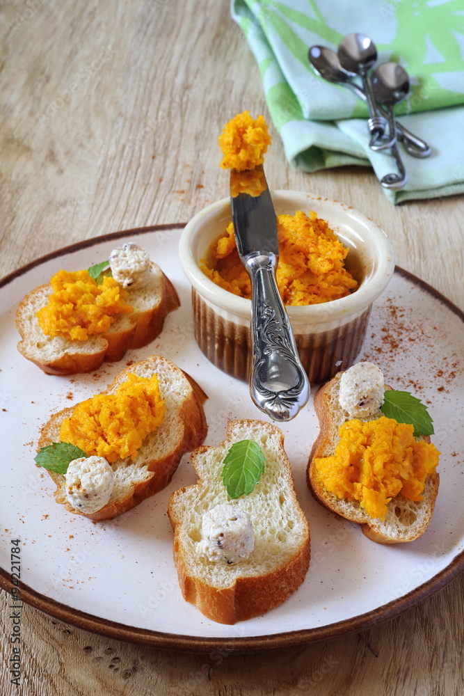 Bread topped with carrots and cheese Bread topped with carrots and cheese