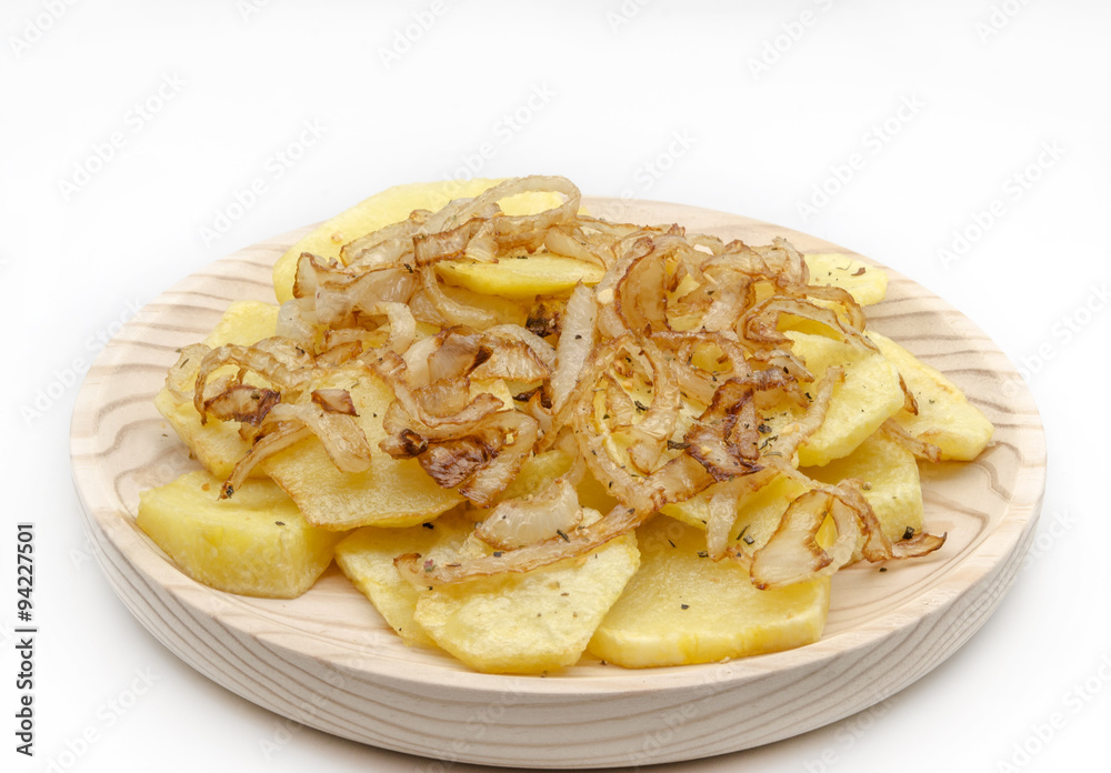 Patatas fritas en rodajas con cebolla y pimienta Patatas fritas en rodajas con cebolla y pimienta