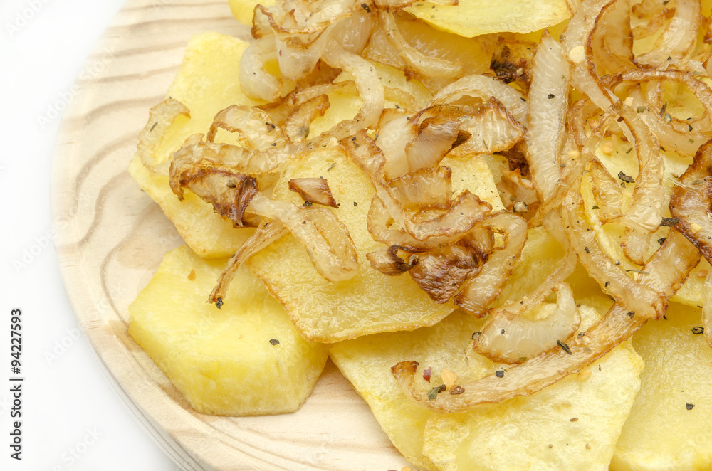 Patatas fritas en rodajas con cebolla y pimienta Patatas fritas en rodajas con cebolla y pimienta