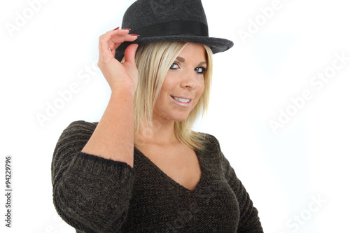 Frau mit Hut und Pullover