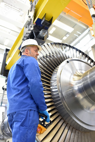 Arbeiter an einer Turbine im Maschinenbau photo