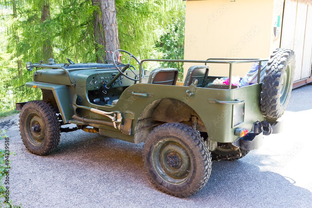 Fototapeta premium Green jeep