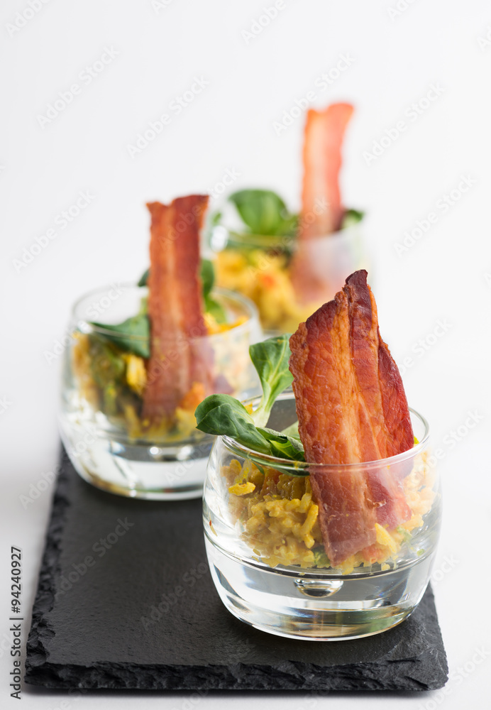 Speckship mit Reissalat als Vorspeise Speckship mit Reissalat als Vorspeise