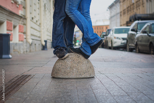 ноги влюбленной пары, стоящей на камне