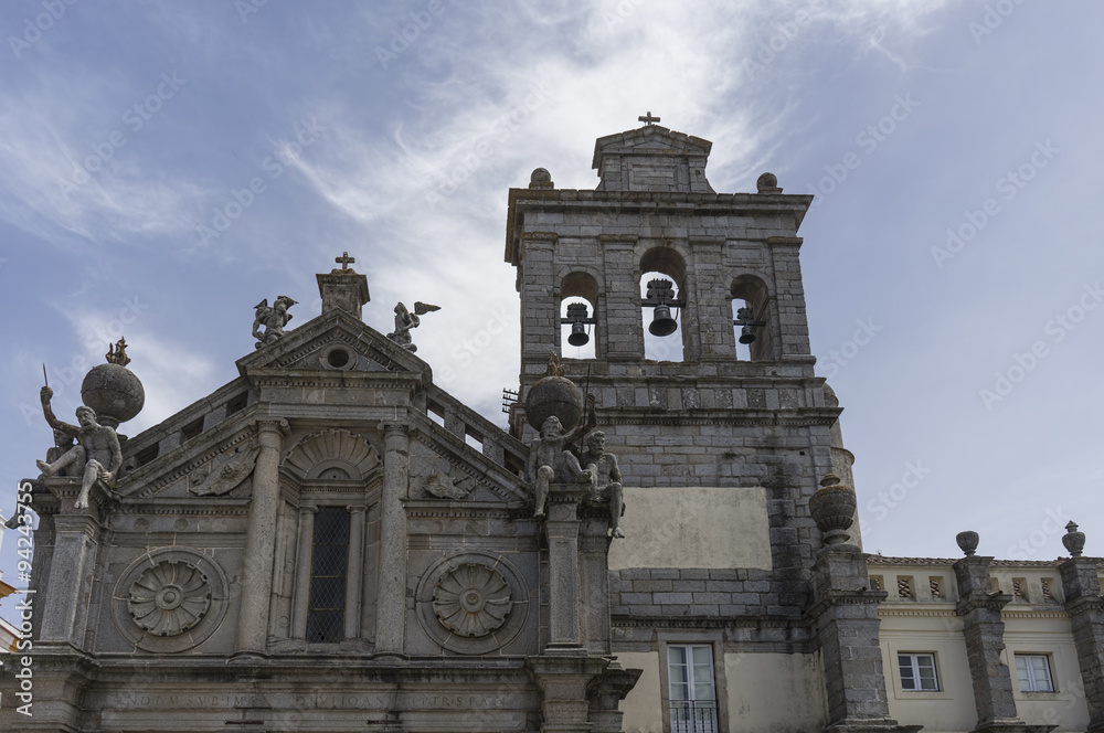 Paseando por las calles de la ciudad monumental de Évora en Portugal