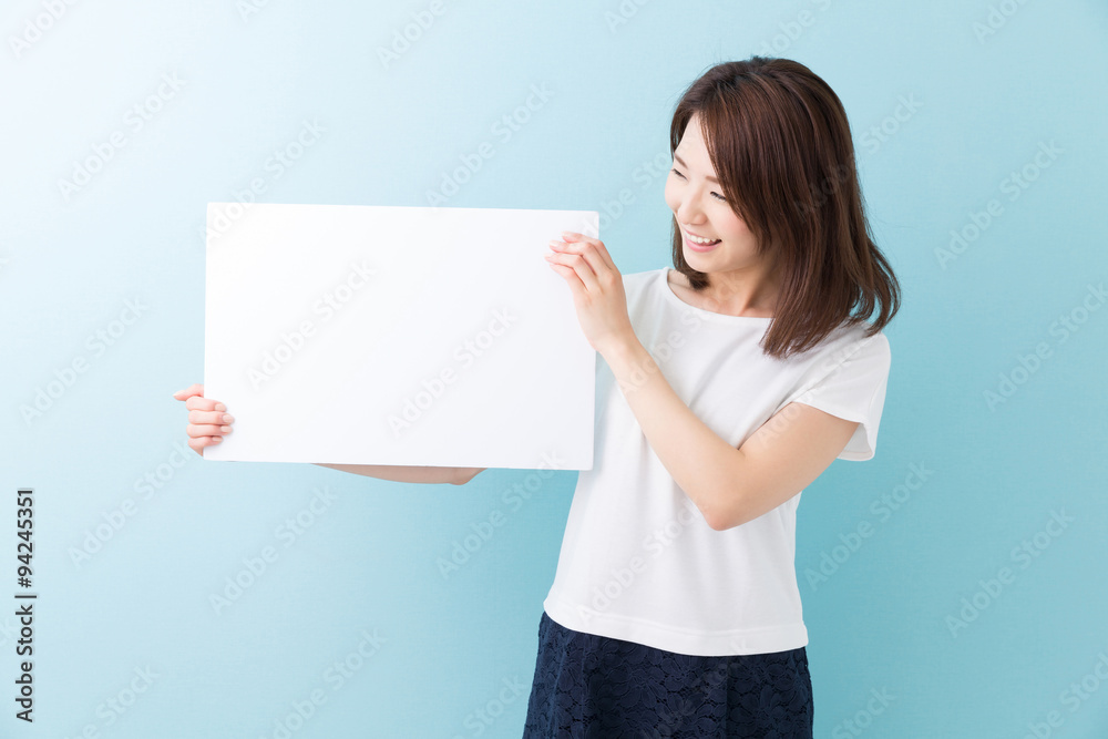 ホワイトボードを持つ女性 笑顔 ホワイトボードを持つ女性 笑顔