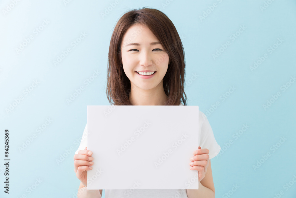 ホワイトボードを持つ女性 笑顔 ホワイトボードを持つ女性 笑顔
