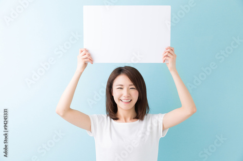 ホワイトボードを持つ女性 笑顔