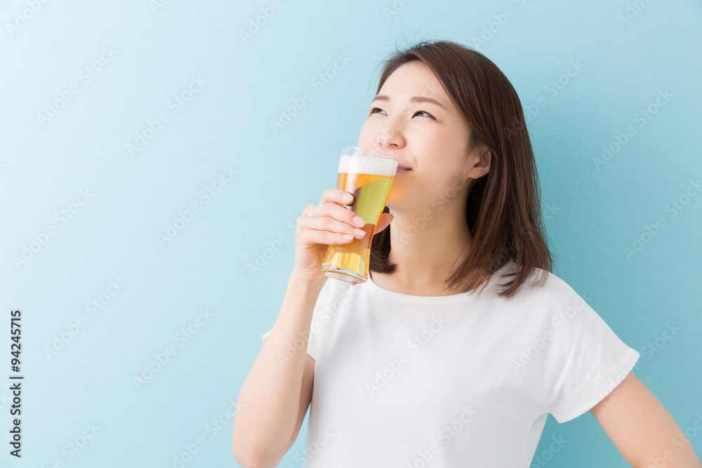ビールを飲む女性 ビールを飲む女性