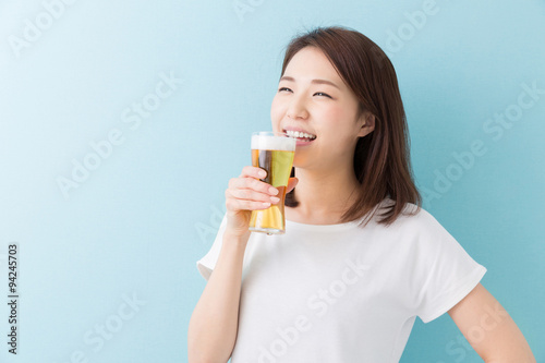 ビールを飲む女性