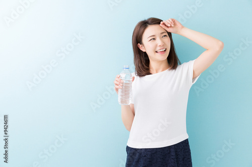 水を飲む女性 © miya227