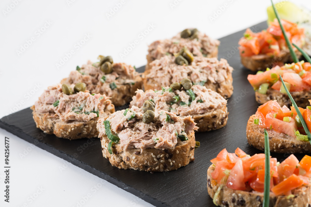 Thunfisch- und Tomatenhappen als Vorspeise Thunfisch- und Tomatenhappen als Vorspeise