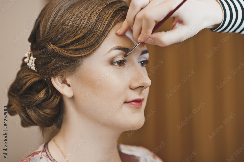 Fototapeta premium The girl put a picture of your eyebrows with a brush 3821.