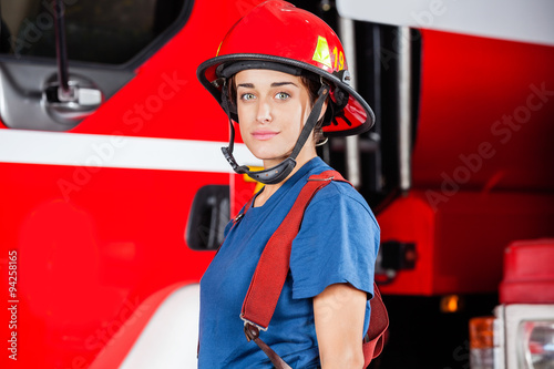Konstfotografi Portrait Of Confident Firewoman Wearing Red Helmet