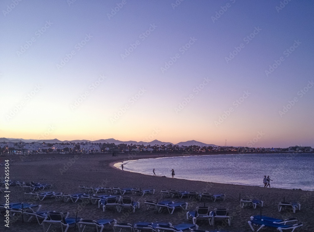 Obraz premium spiaggia tranquilla al tramonto