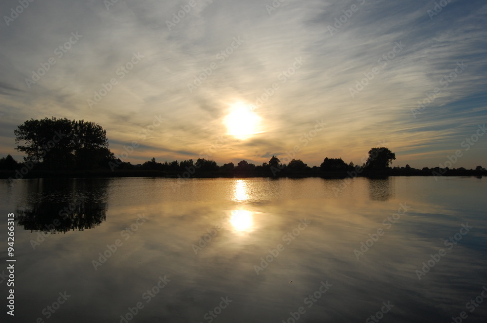 Fototapeta premium Zachód słońca nad jeziorem