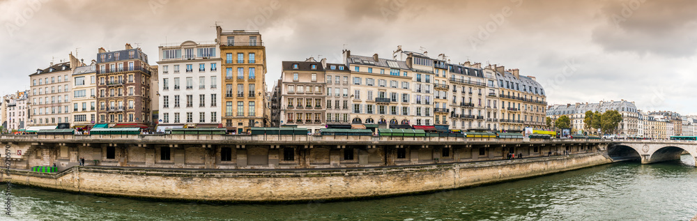 Panoramique des quais de la Seine à Paris