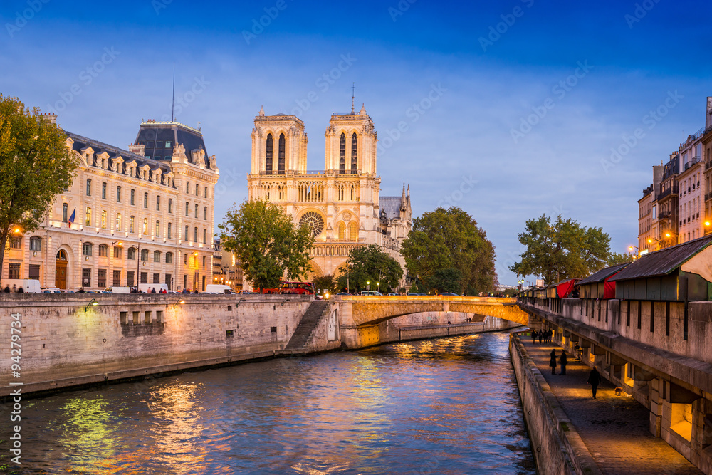 La Seine, les quais et la cathédrale Notre Dame le soir à Paris, France