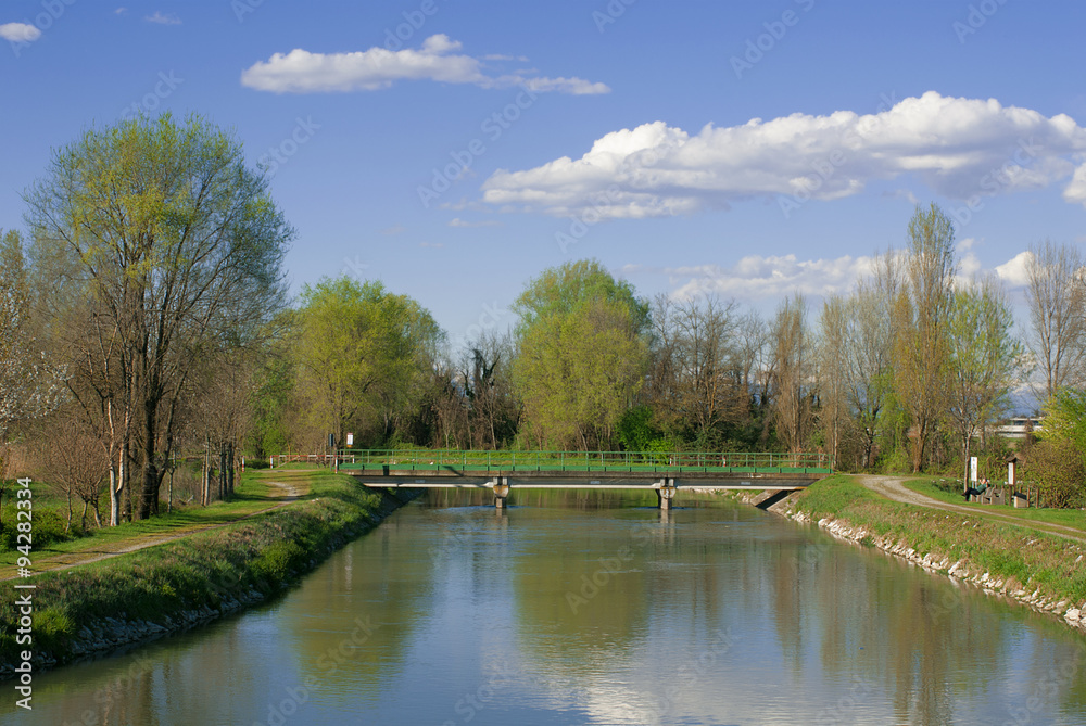 canale d'acqua nella campagna