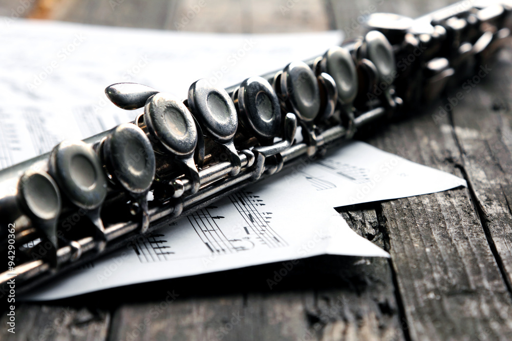 Obraz premium Old silver flute and music notes on rusty table