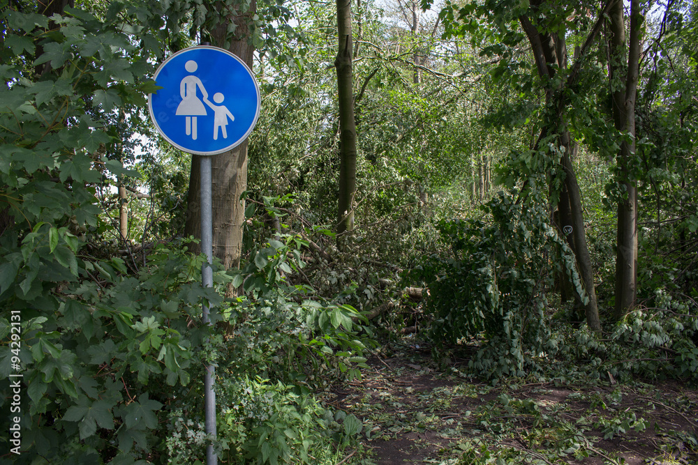 Verwüsteter Spazierweg mit Schild Verwüsteter Spazierweg mit Schild