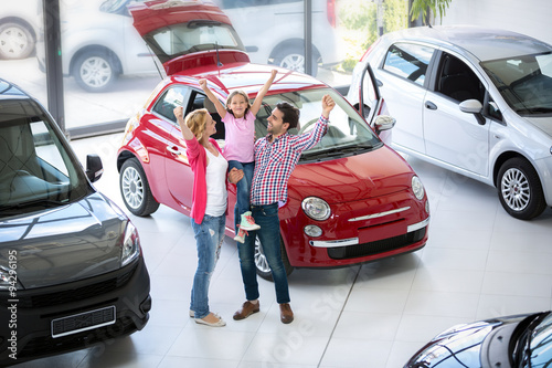 Cuadro en lienzo excited family buying a new car