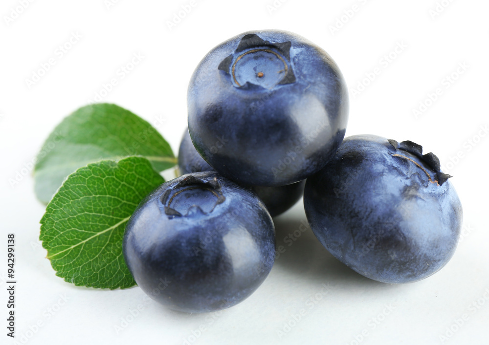 Fototapeta premium Fresh blueberries isolated on white