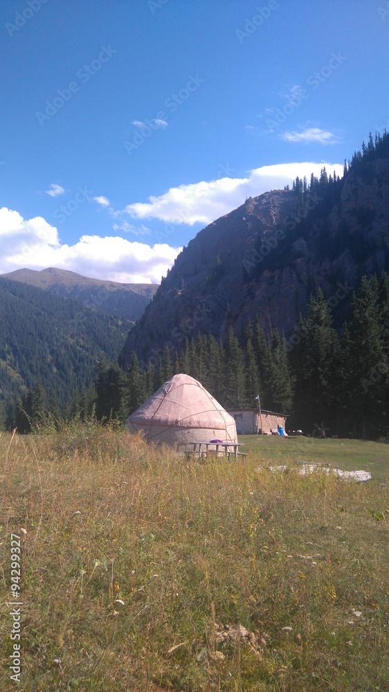 yourte dans les montagnes du Kazakhstan
