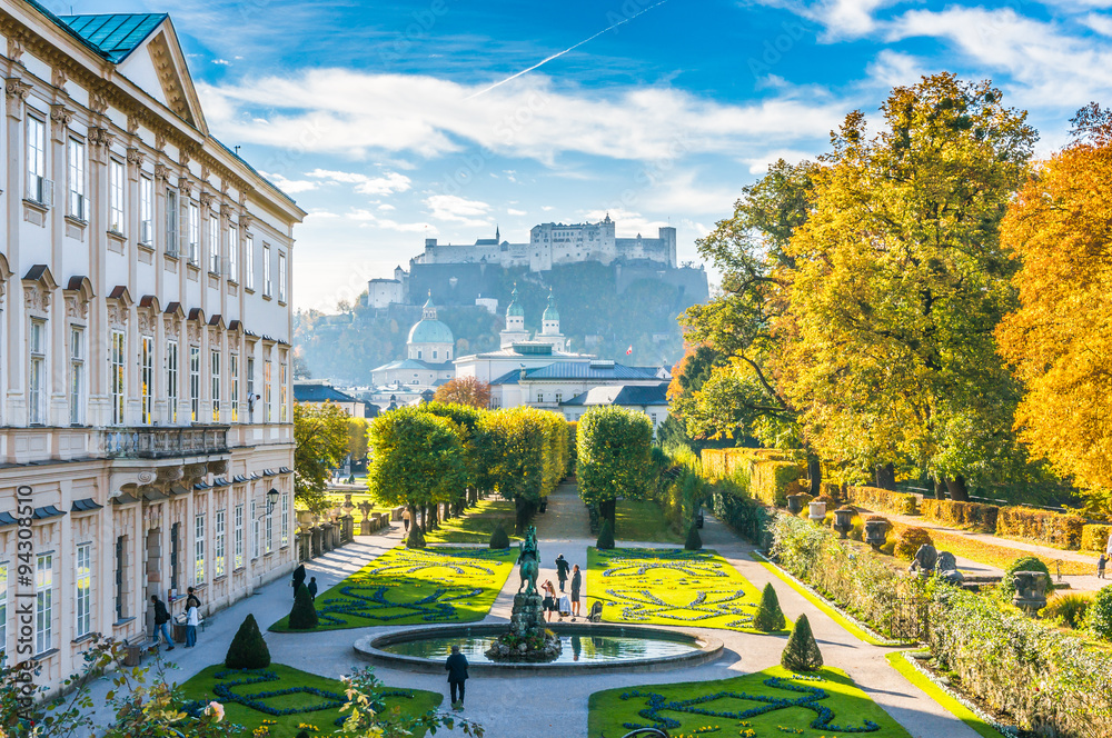 Fototapeta premium Historyczne miasto Salzburg ze słynnego ogrodu Mirabell, Salzburger Land, Austria