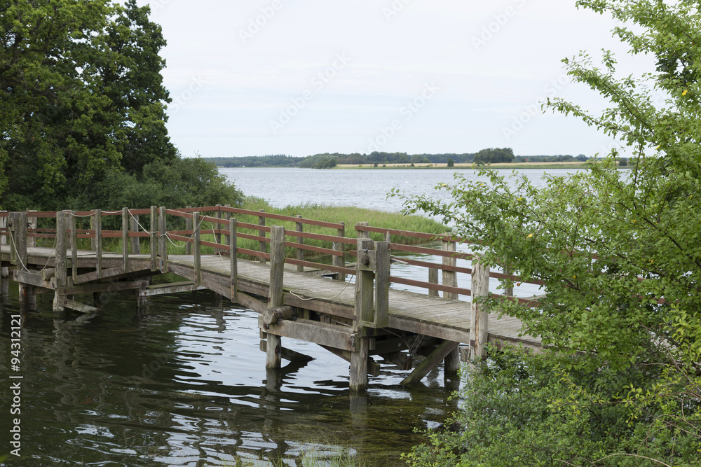 Holzbrücke über einen Kanal