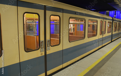 Поезд метро мюнхенского метрополитена (Мюнхен, Германия)